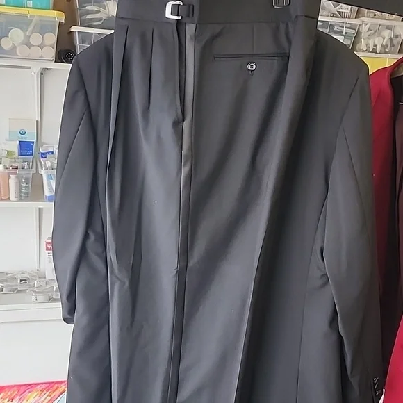 Elegant Black Men's Tuxedo with Satin Lapel